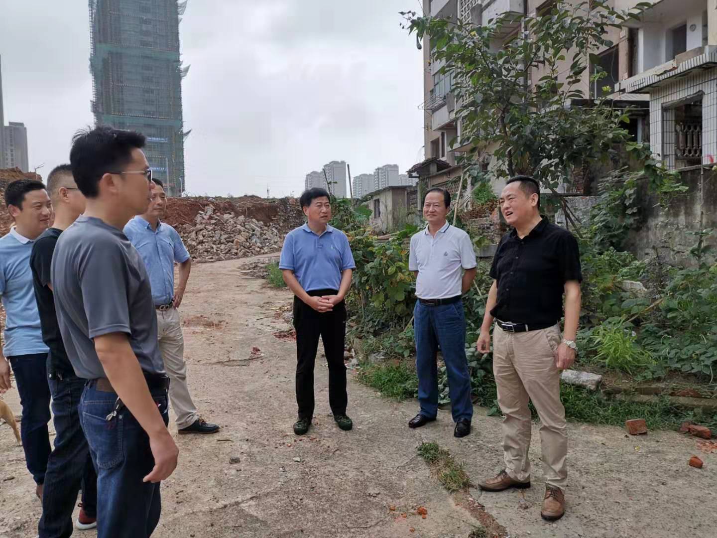 為加快方家沖、造紙廠和桂花園新安置區(qū)建設(shè)，2019年9月5日下，市城建集團(tuán)總經(jīng)理衛(wèi)民陪同市政府副秘書長(zhǎng)劉陳寅深入項(xiàng)目建設(shè)現(xiàn)場(chǎng)，調(diào)度推進(jìn)安置區(qū)征遷工作.jpg