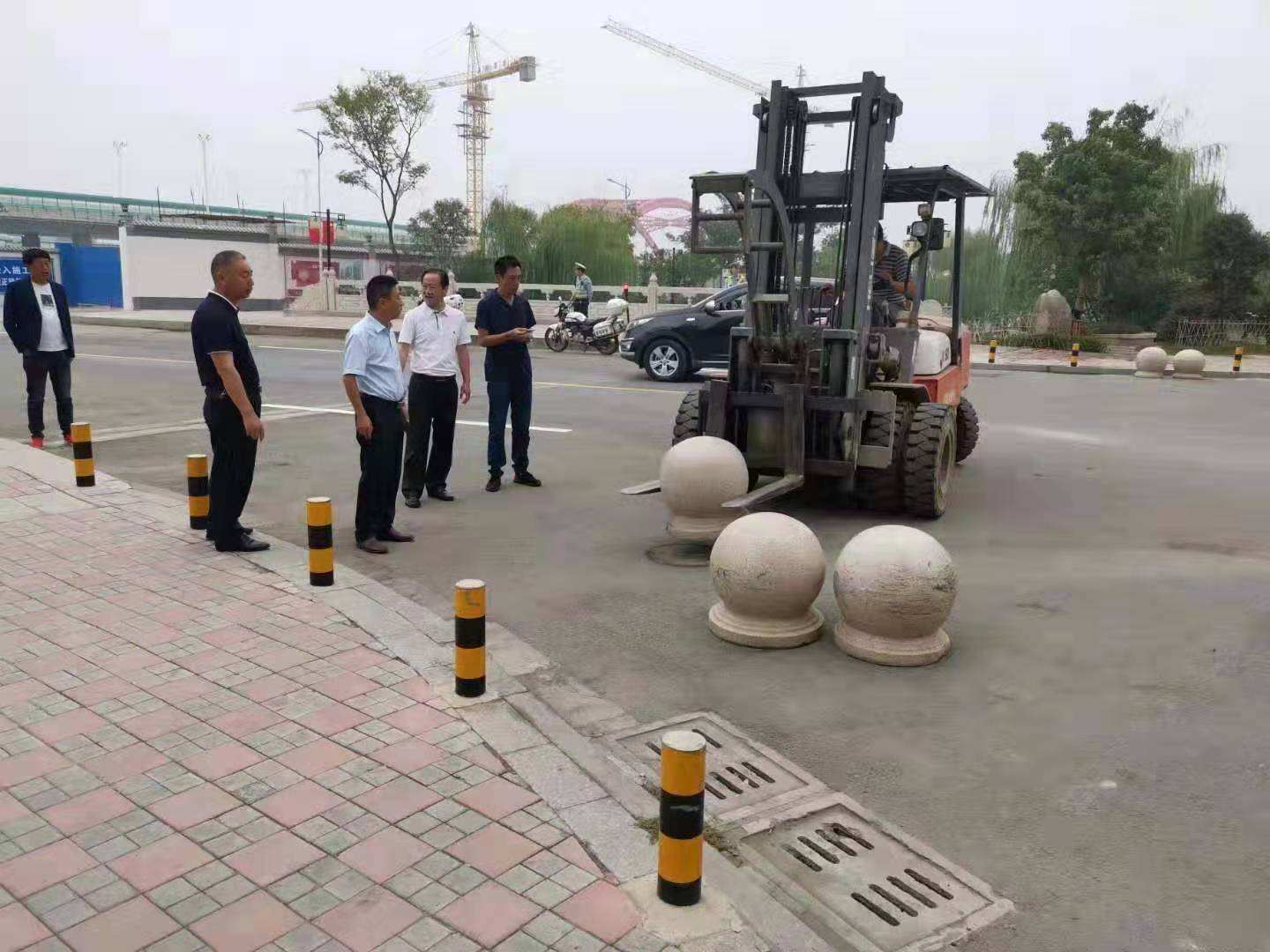 為向新中國(guó)成立七十周年獻(xiàn)禮，市城建集團(tuán)攻堅(jiān)克難，實(shí)現(xiàn)了北門(mén)棚改區(qū)域民生路10月1日零時(shí)順利通車(chē)。國(guó)慶假期，市城建集團(tuán)堅(jiān)持做好一線工作，在與交警部門(mén)共同做好民生路通車(chē)保障工作外，抓細(xì)節(jié)，抓落實(shí)，確保其他各項(xiàng)工作有序推進(jìn)。.jpg