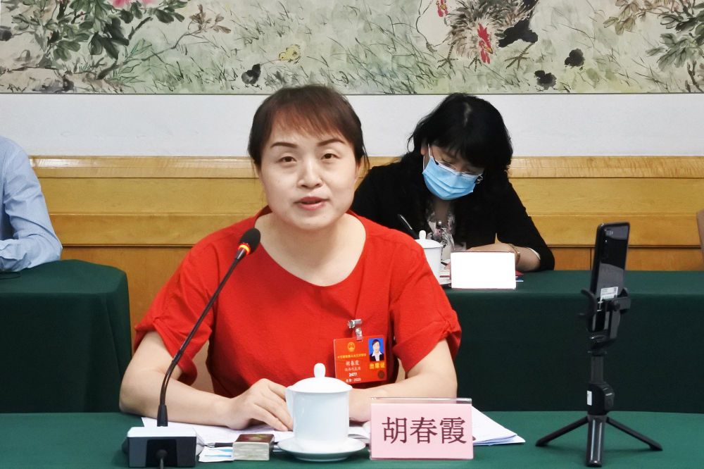5月23日，全國人大代表胡春霞在參加分組審議政府工作報(bào)告時(shí)發(fā)言。新華社記者　吳雨　攝